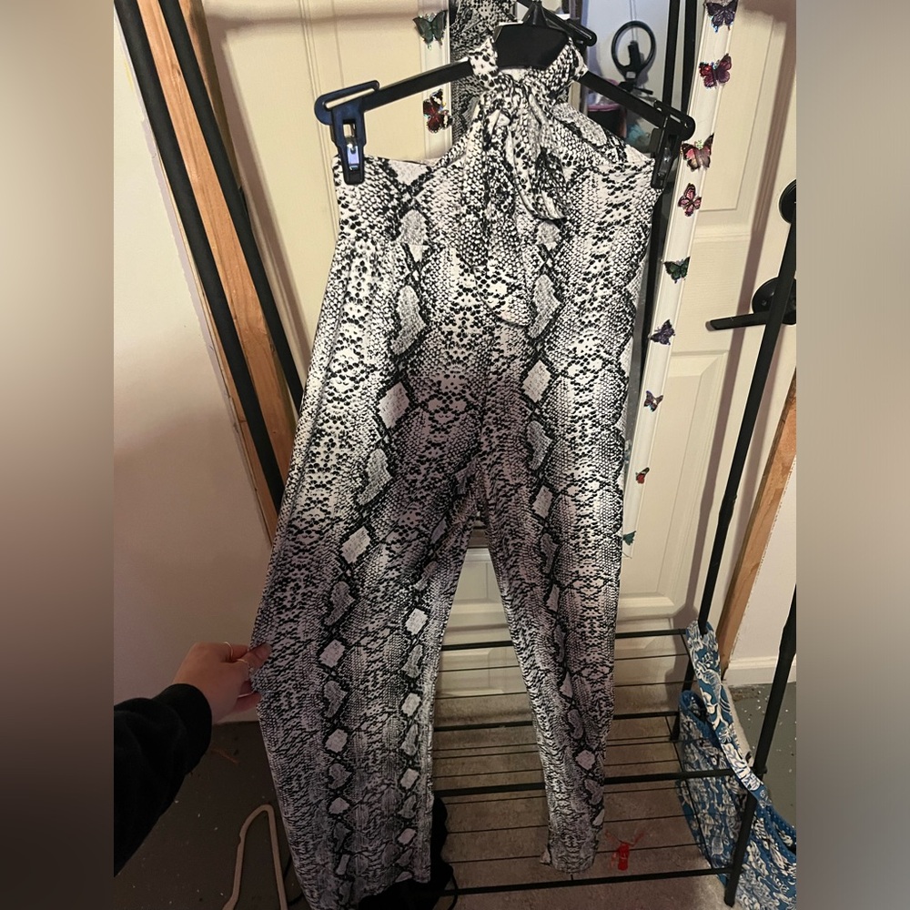 Windsor medium snake tie behind pants